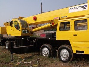 изображен арендуемый кран фото остроительного крана